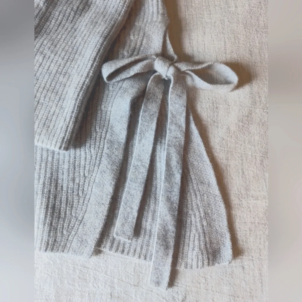 *HALOGEN* V-Neck 100% Cashmere Sweater w/ Side Slit Tie Heather Gray, Medium EUC - Picture 4 of 11